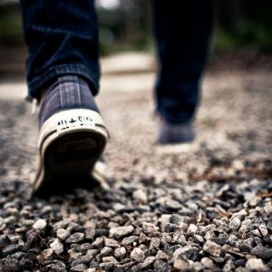 caminar-pies-grava-camino-600x600